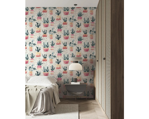 Schlafzimmer mit gemusterter Tapete mit Kakteenmotiven, Nachttisch, Bett und Kleiderschrank.