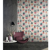 Wohnraum mit Tapete mit Kaktusmuster