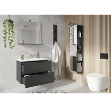 Modernes Badezimmer mit Waschtisch, Spiegel, Hochschrank und Wand-WC in Grautönen.