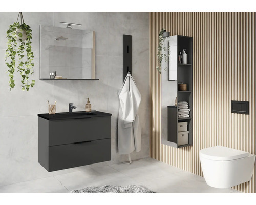 Salle de bains moderne avec meuble-lavabo, armoire de toilette à miroir, étagère suspendue et WC suspendu.