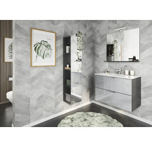 Modernes Badezimmer mit Waschbeckenunterschrank, Spiegel, Regal und Dekoration