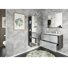 Modernes Badezimmer mit Waschtisch, Spiegelschrank und Wandregal