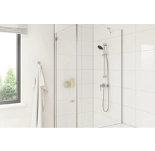 Helles Badezimmer mit Duschkabine aus Glas, Handtuch und Fenster