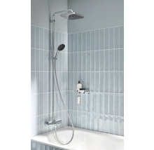 Aufnahme einer Duschgarnitur mit Kopf- und Handbrause in einem Badezimmer