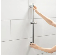 Duschstange aus Metall mit Hand an der Wand montiert