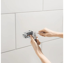Montage einer Duschhalterung mit Montagekleber an einer gefliesten Wand