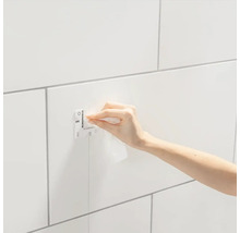 Anbringen einer Duschkabinenhalterung an einer gefliesten Wand