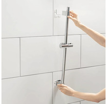 Installation einer Duschstange im Badezimmer mit weißen Fliesen