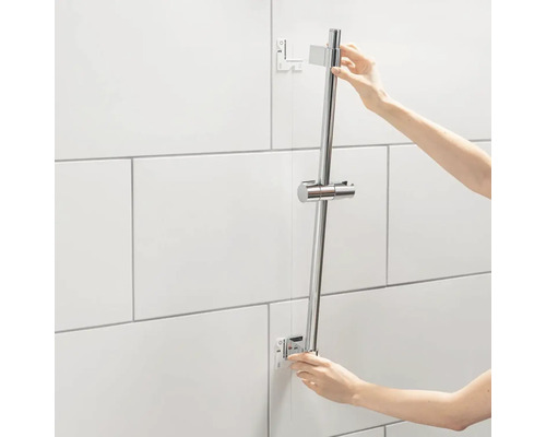 Installation einer Duschstange im Badezimmer mit weißen Fliesen