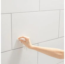 Reinigung von Fliesen mit einem Feuchttuch