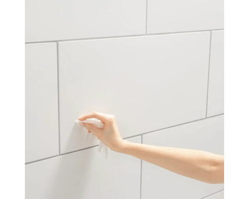 Reinigung von Fliesen mit einem Feuchttuch