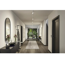Couloir lumineux avec portemanteau, miroir, commode et tapis