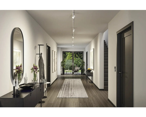 Couloir lumineux avec portemanteau, miroir, commode et tapis
