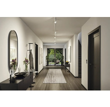 Couloir avec vestiaire, miroir, commode et éclairage
