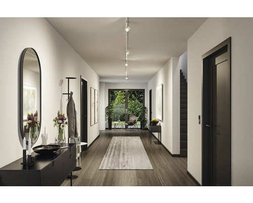 Couloir avec vestiaire, miroir, commode et éclairage