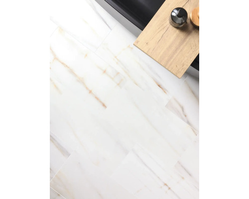 Sol de salle de bain clair avec aspect marbre