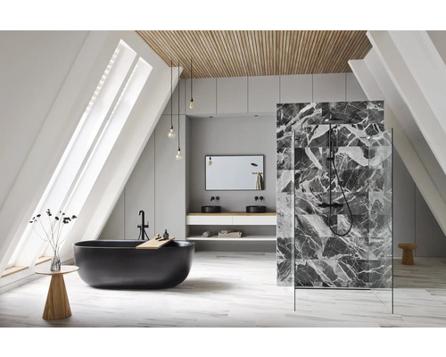 Helles Badezimmer mit Badewanne, Dusche, Waschbecken und Spiegel in einem Dachgeschoss