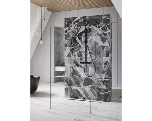 Badezimmer mit begehbarer Dusche, ausgestattet mit Marmorfliesen und Duscharmatur