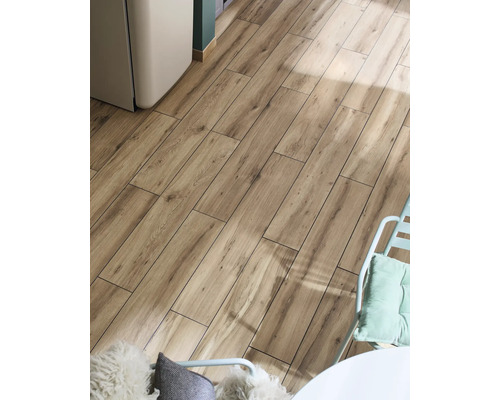 Bodenansicht mit Holzoptik-Fliesen in einem hellen Raum.