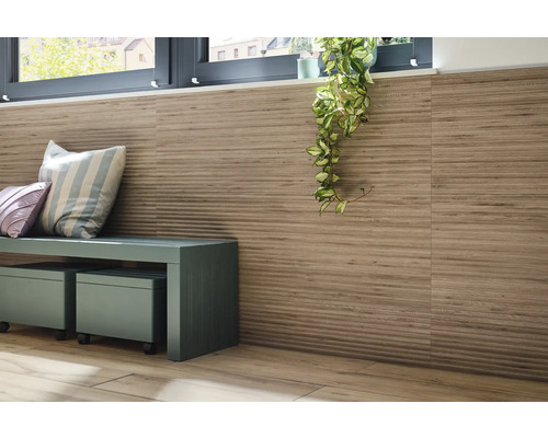 Wandgestaltung mit Holzoptikfliesen, Sitzbank und Zimmerpflanze unter einem Fenster