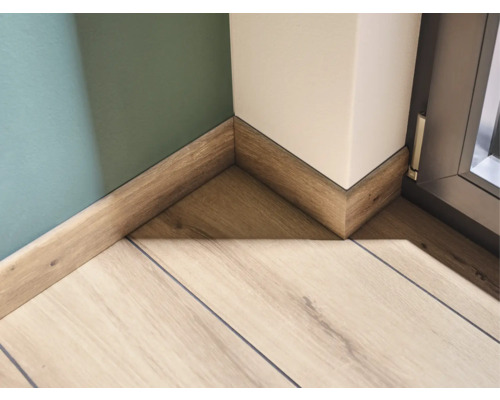 Revêtement de sol et plinthes dans une pièce