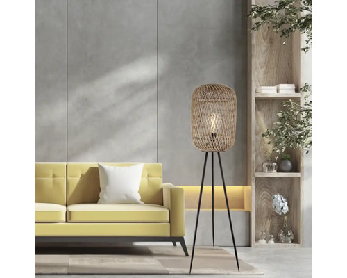 Wohnzimmer mit gelbem Sofa und Stehlampe mit Rattan-Lampenschirm auf Stativ