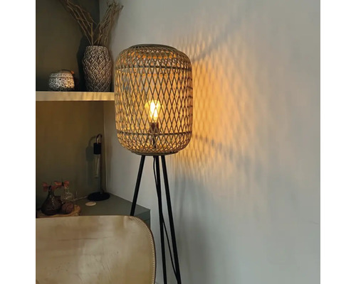Stehlampe mit Lampenschirm aus Rattan und Stativfuß.