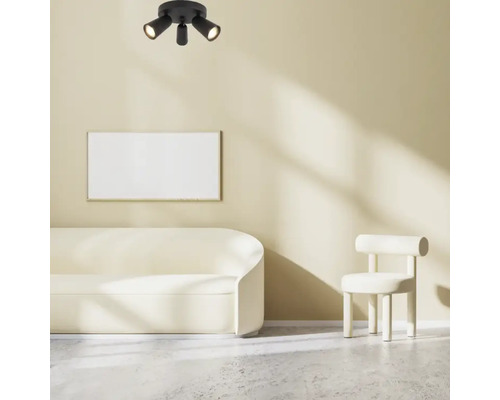 Plafonnier avec trois spots dans un salon lumineux