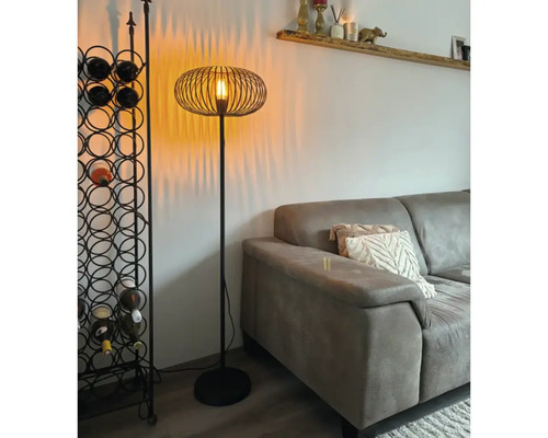 Lampadaire avec abat-jour en fil de fer et casier à vin dans le salon