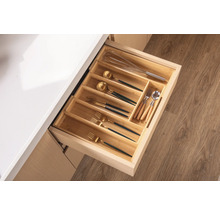 Tiroir ouvert avec range-couverts en bambou et ustensiles de cuisine