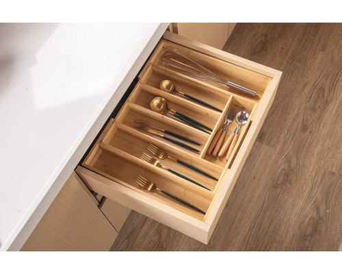 Tiroir ouvert avec range-couverts en bambou et ustensiles de cuisine