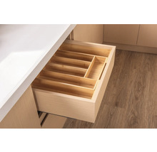 Tiroir ouvert avec un range-couverts en bois