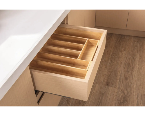 Tiroir ouvert avec un range-couverts en bois