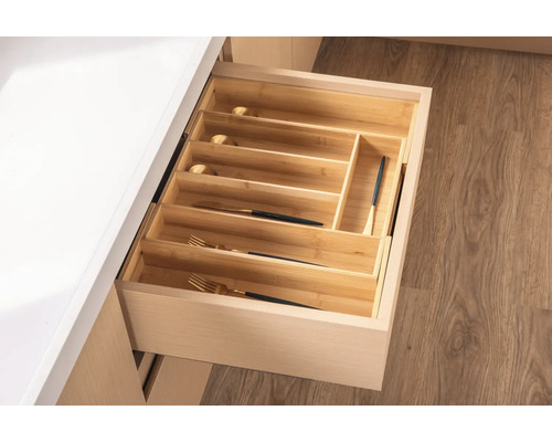 Tiroir ouvert avec range-couverts en bois