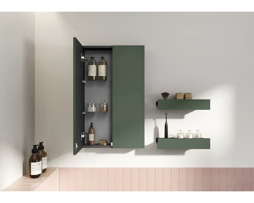 Badezimmer mit Spiegelschrank und Regalen zur Aufbewahrung von Badartikeln