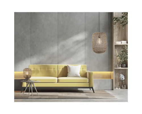 Wohnzimmer mit gelbem Sofa, Tischleuchte und Pendelleuchte aus Rattan