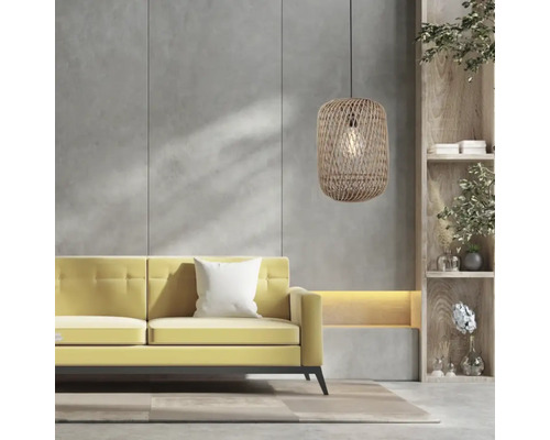 Wohnzimmer mit gelbem Sofa, Rattan-Hängelampe und Holzregal