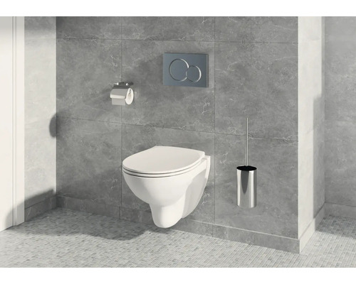 Salle de bain avec WC suspendu, brosse de toilette, support papier toilette et plaque de commande