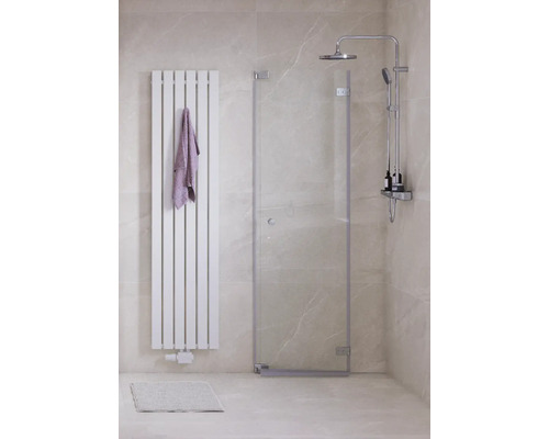 Badezimmer mit Duschkabine, Handtuchheizkörper und Handtuch