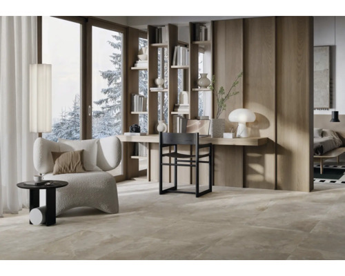 Salon lumineux avec fauteuil, table d''appoint et étagères sur un bureau