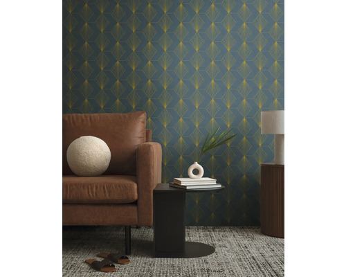 Wohnzimmer mit braunem Ledersofa, Beistelltisch und gemusterter Tapete