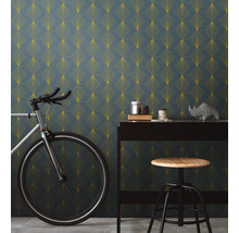 Wohnraum mit grafischer Tapete, Fahrrad und Barhocker