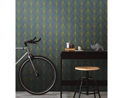 Wohnraum mit grafischer Tapete, Fahrrad und Barhocker