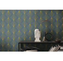 Wohnraumgestaltung mit gemusterter Tapete, Regal und Dekoration