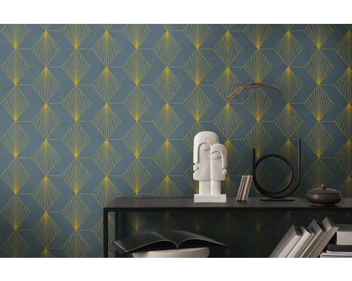 Wohnraumgestaltung mit gemusterter Tapete, Regal und Dekoration