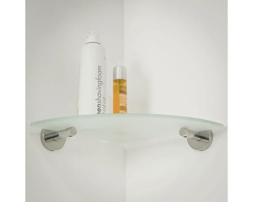 Eckregal mit Glasablage im Badezimmer.