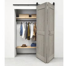 Dressing ouvert avec système de porte coulissante et vêtements
