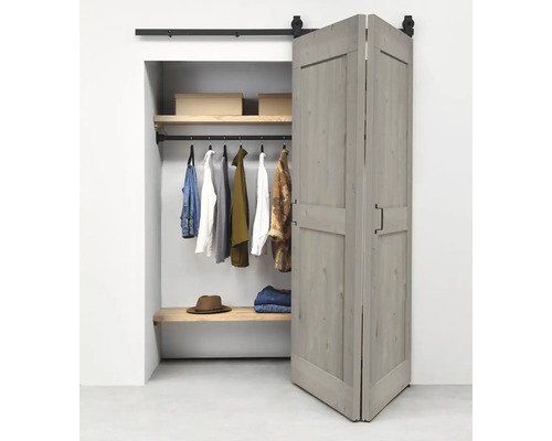 Dressing ouvert avec système de porte coulissante et vêtements