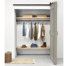 Dressing avec vêtements, étagères et porte coulissante