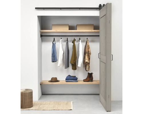 Dressing avec vêtements, étagères et porte coulissante